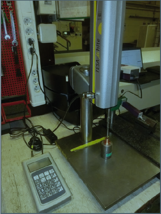 Measuring the sleeve of a crimping tool using the TESA-μHITE measuring station.